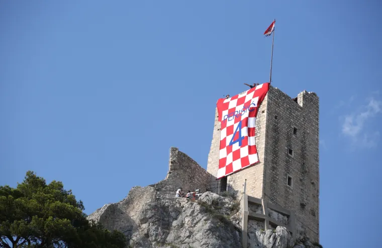 FOTO Spektakl u Omi&scaron;u: Na tvrđavi Mirabela osvanuo divovski dres Ivana Peri&scaron;ića