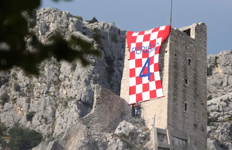 FOTO Spektakl u Omi&scaron;u: Na tvrđavi Mirabela osvanuo divovski dres Ivana Peri&scaron;ića