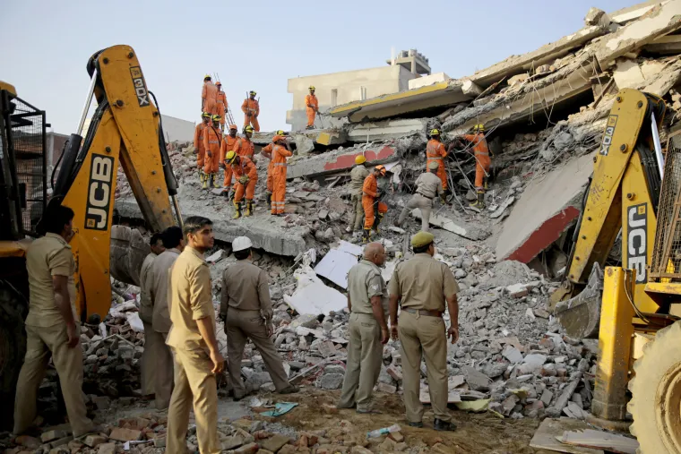 Strahuje se da je gotovo 50 ljudi ostalo zatrpano u ru&scaron;evinama &scaron;estokatnice u Indiji
