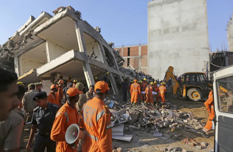 Strahuje se da je gotovo 50 ljudi ostalo zatrpano u ru&scaron;evinama &scaron;estokatnice u Indiji