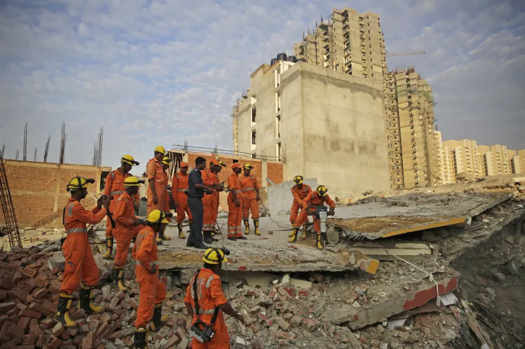 Strahuje se da je gotovo 50 ljudi ostalo zatrpano u ru&scaron;evinama &scaron;estokatnice u Indiji