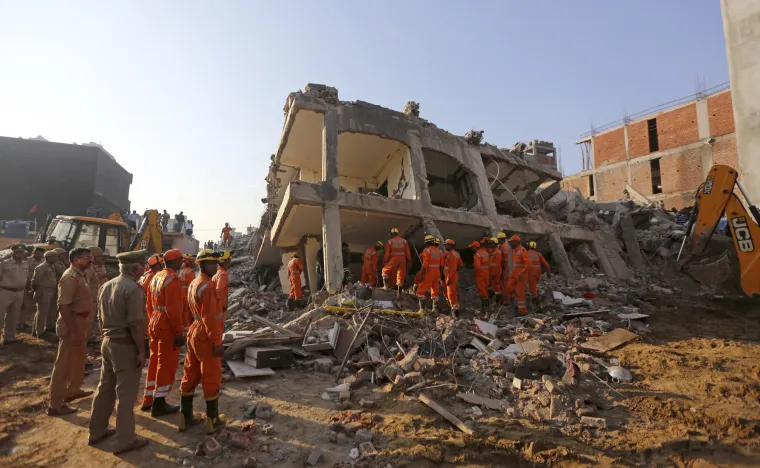 Strahuje se da je gotovo 50 ljudi ostalo zatrpano u ru&scaron;evinama &scaron;estokatnice u Indiji