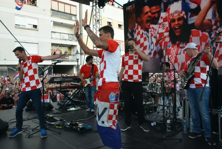 Slavonski Brod: Prepun Trg Ivane Brlić Mažuranić dočekao srebrnog reprezentativca Marija Mandžukića