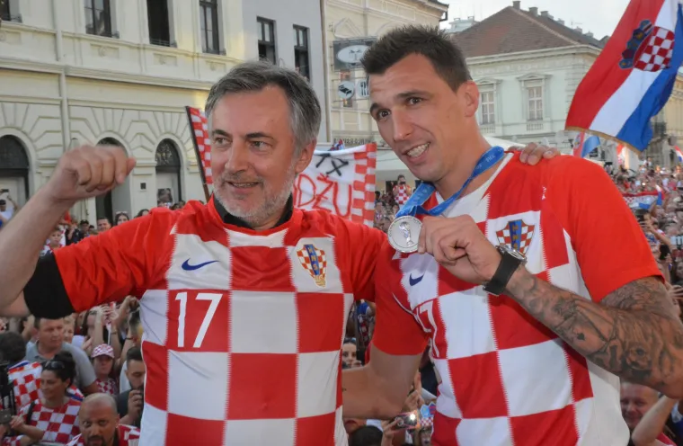 Slavonski Brod: Prepun Trg Ivane Brlić Mažuranić dočekao srebrnog reprezentativca Marija Mandžukića