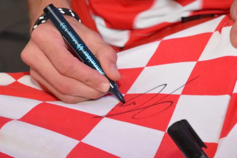 Slavonski Brod: Prepun Trg Ivane Brlić Mažuranić dočekao srebrnog reprezentativca Marija Mandžukića