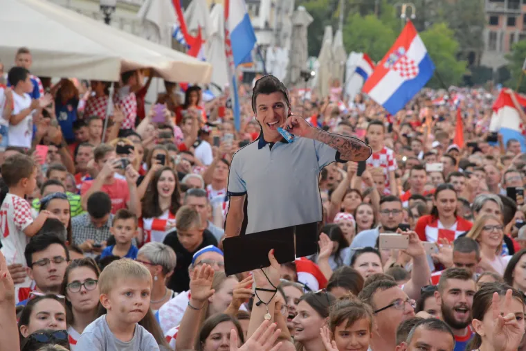 Slavonski Brod: Prepun Trg Ivane Brlić Mažuranić dočekao srebrnog reprezentativca Marija Mandžukića