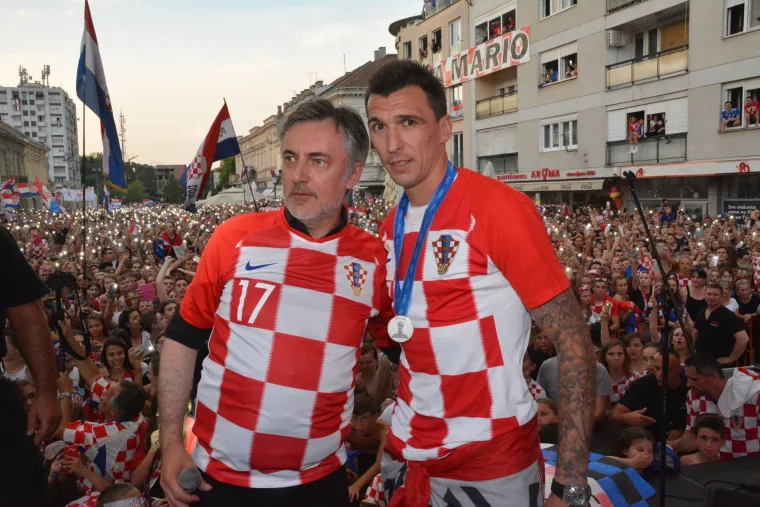 Slavonski Brod: Prepun Trg Ivane Brlić Mažuranić dočekao srebrnog reprezentativca Marija Mandžukića