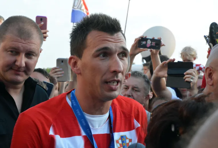 Slavonski Brod: Prepun Trg Ivane Brlić Mažuranić dočekao srebrnog reprezentativca Marija Mandžukića