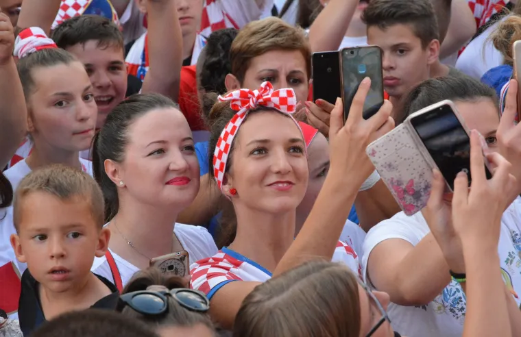 Slavonski Brod: Prepun Trg Ivane Brlić Mažuranić dočekao srebrnog reprezentativca Marija Mandžukića