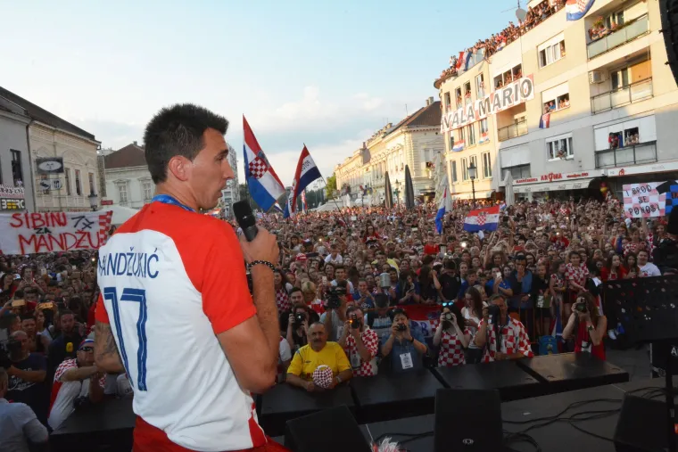 Slavonski Brod: Prepun Trg Ivane Brlić Mažuranić dočekao srebrnog reprezentativca Marija Mandžukića