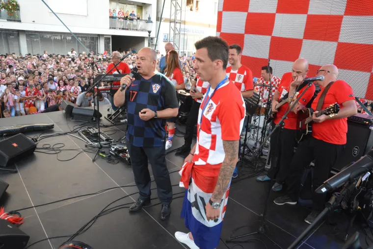 Slavonski Brod: Prepun Trg Ivane Brlić Mažuranić dočekao srebrnog reprezentativca Marija Mandžukića
