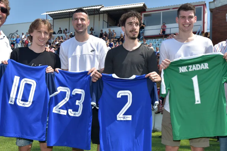 FOTO Modrić, Vrsaljko, Suba&scaron;ić i Livaković odali počast preminulom suigraču Hrvoju Ćustiću