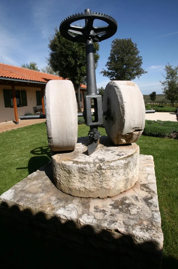 Stancija Meneghetti u Istri mjesto je rajskog odmora za du&scaron;u i tijelo. Izgrađena kao usputna stanica za predah autrougarskim časnicima prije odlaska na Brijune godinama je stajala zaboravljena dok je 2001. nisu preuzeli i potpuno preuredili Romana i Miroslav Pli&scaron;o. Timu se 2010. priključuje Goran Hanžek, dok je Walter Filiputti, svjetski priznati enolog, preuzeo brigu o vinima. Pro&scaron;le je godine Meneghetti ekstenzivno renoviran, pro&scaron;ireni su smje&scaron;tajni kapaciteti novim prekrasnim suitevima i rezidencijama s njihovim vlastitim terasama i vrtovima, dodane su nove terase i restoranske sale, pro&scaron;iren je spa, izgrađen novi bazen uz postojeća dva i u sve je unesena najsuvremenija oprema uz pomno promi&scaron;ljen dizajn.