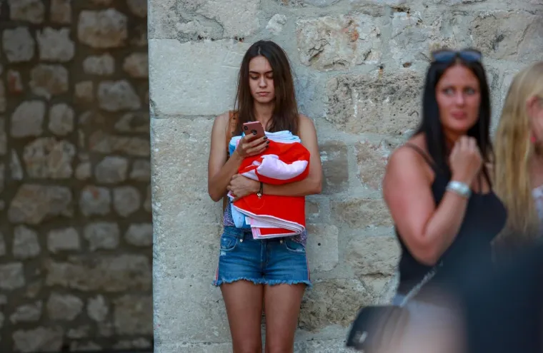 Nakon &scaron;to ju je na svečanoj večeri u ponedjeljak prvi put pokazao u javnosti, srebrni hrvatski nogometni reprezentativac Andrej Kramarić danas je s djevojkom pro&scaron;etao Stradunom. Golupčići su, naime, odmah pohitali na zasluženi odmor u Dubrovnik.