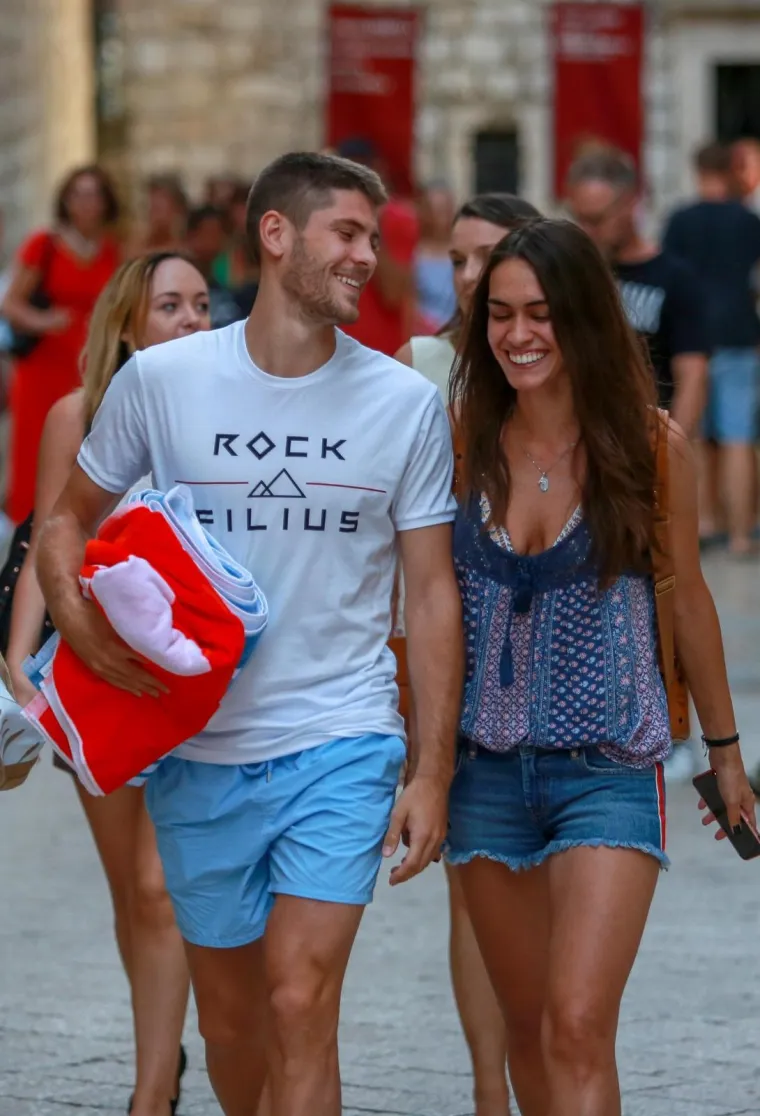NEMA VI&Scaron;E SKRIVANJA: Kramarić s djevojkom odmara u Dubrovniku, ljepotica osvaja dekolteom i dugim nogama