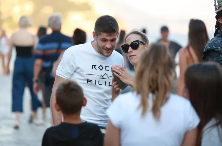 NEMA VI&Scaron;E SKRIVANJA: Kramarić s djevojkom odmara u Dubrovniku, ljepotica osvaja dekolteom i dugim nogama
