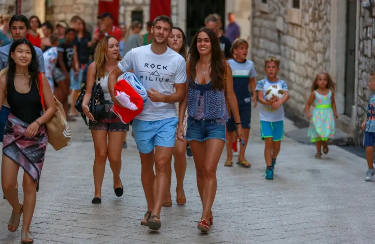 NEMA VI&Scaron;E SKRIVANJA: Kramarić s djevojkom odmara u Dubrovniku, ljepotica osvaja dekolteom i dugim nogama