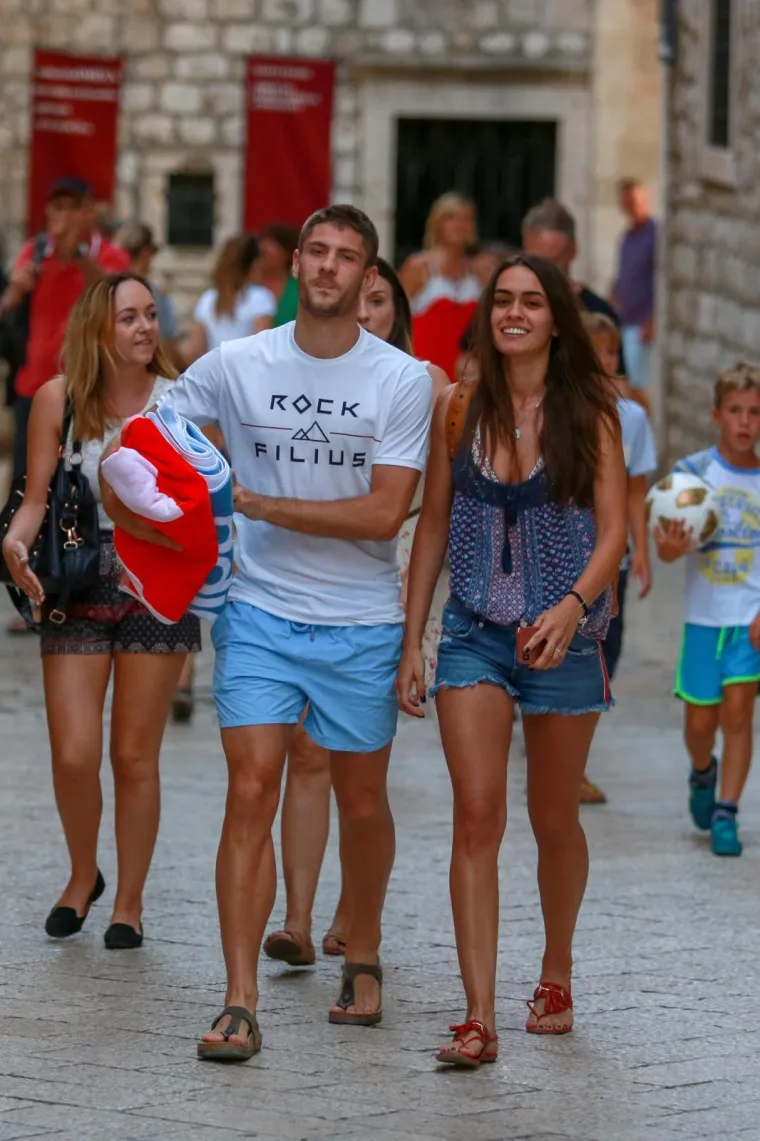 NEMA VI&Scaron;E SKRIVANJA: Kramarić s djevojkom odmara u Dubrovniku, ljepotica osvaja dekolteom i dugim nogama