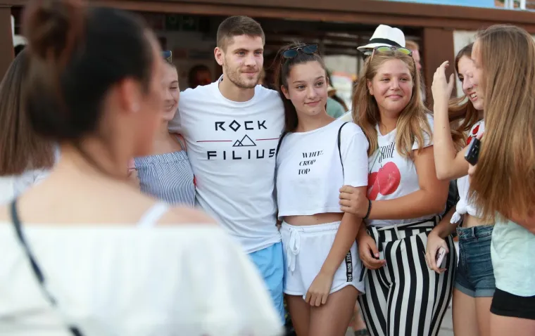 NEMA VI&Scaron;E SKRIVANJA: Kramarić s djevojkom odmara u Dubrovniku, ljepotica osvaja dekolteom i dugim nogama
