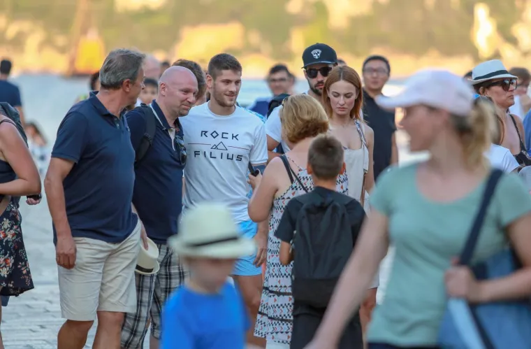 NEMA VI&Scaron;E SKRIVANJA: Kramarić s djevojkom odmara u Dubrovniku, ljepotica osvaja dekolteom i dugim nogama