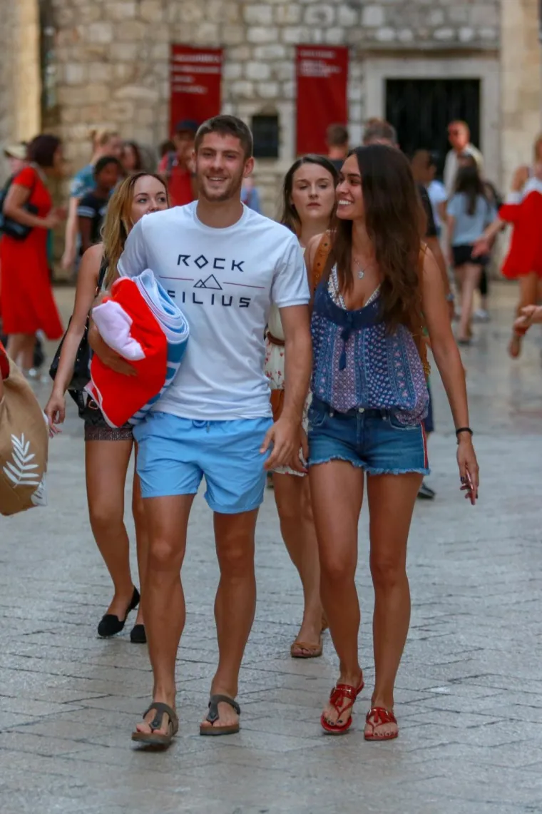 NEMA VI&Scaron;E SKRIVANJA: Kramarić s djevojkom odmara u Dubrovniku, ljepotica osvaja dekolteom i dugim nogama