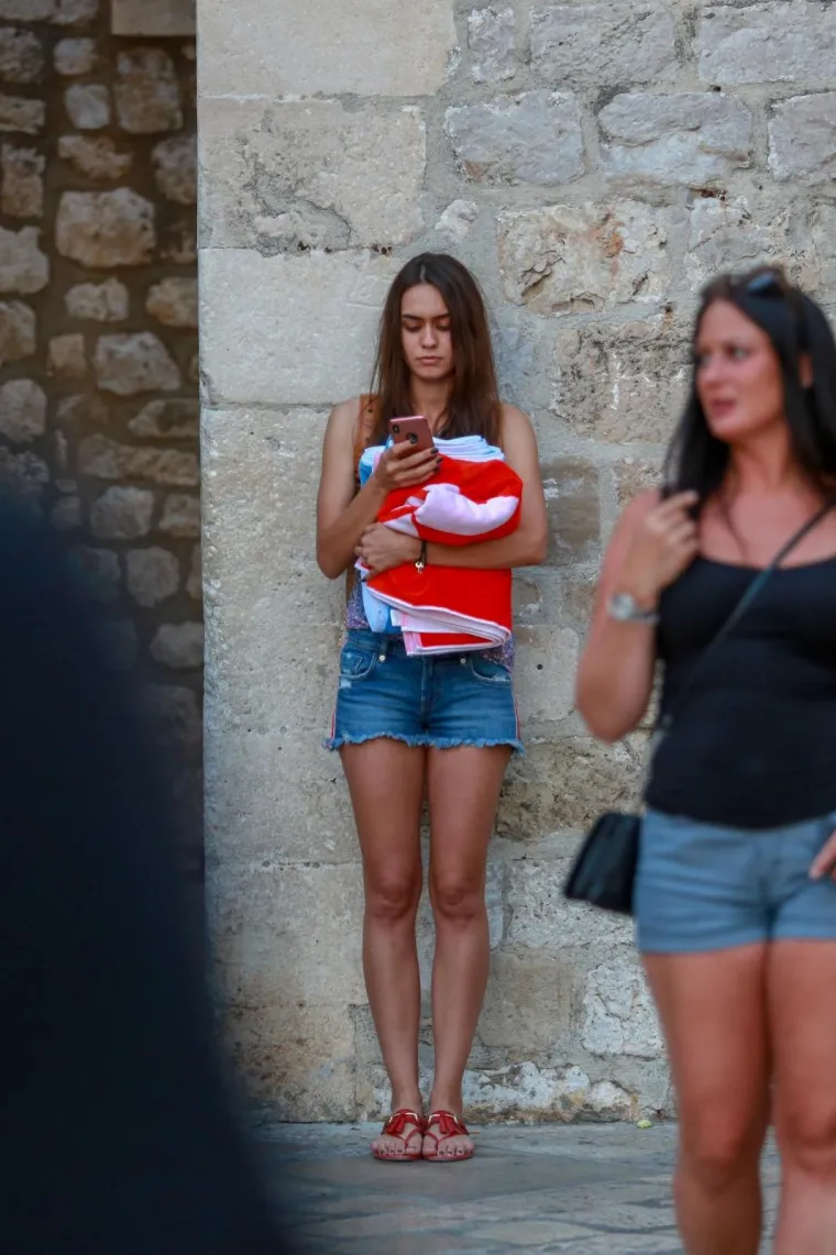 NEMA VI&Scaron;E SKRIVANJA: Kramarić s djevojkom odmara u Dubrovniku, ljepotica osvaja dekolteom i dugim nogama
