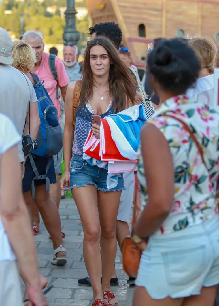 NEMA VI&Scaron;E SKRIVANJA: Kramarić s djevojkom odmara u Dubrovniku, ljepotica osvaja dekolteom i dugim nogama