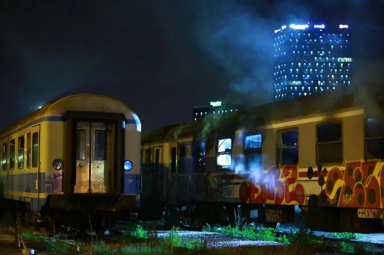 U srijedu oko 22 sata izbio je požar u putničkom vagonu koji se nalazi na ranzirnom dijelu Zagrebačkog glavnog kolodvora, u blizini Hrvatske pošte. U požaru nitko nije ozlijeđen.