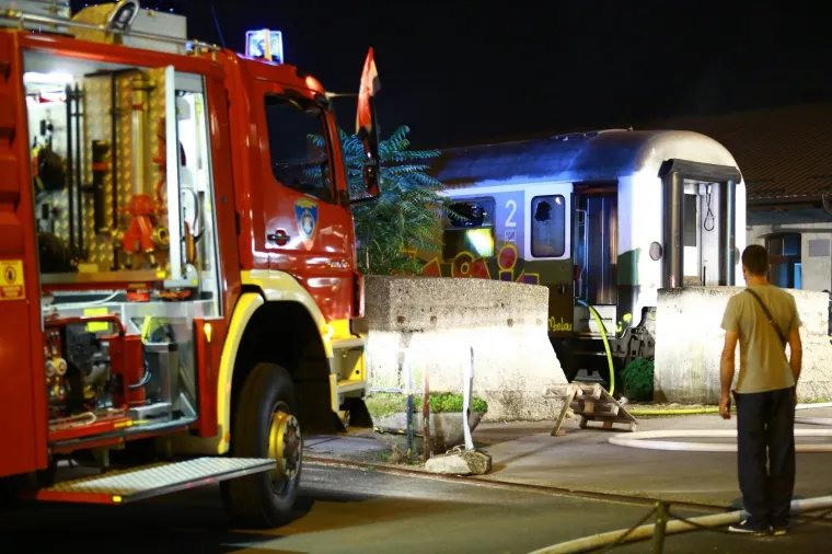 U srijedu oko 22 sata izbio je požar u putničkom vagonu koji se nalazi na ranzirnom dijelu Zagrebačkog glavnog kolodvora, u blizini Hrvatske pošte. U požaru nitko nije ozlijeđen.