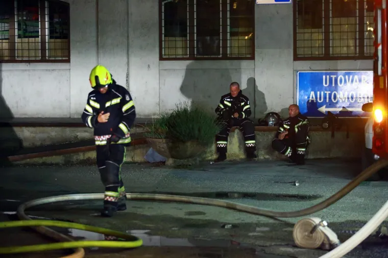 U srijedu oko 22 sata izbio je požar u putničkom vagonu koji se nalazi na ranzirnom dijelu Zagrebačkog glavnog kolodvora, u blizini Hrvatske pošte. U požaru nitko nije ozlijeđen.