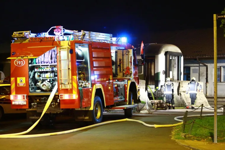 U srijedu oko 22 sata izbio je požar u putničkom vagonu koji se nalazi na ranzirnom dijelu Zagrebačkog glavnog kolodvora, u blizini Hrvatske pošte. U požaru nitko nije ozlijeđen.