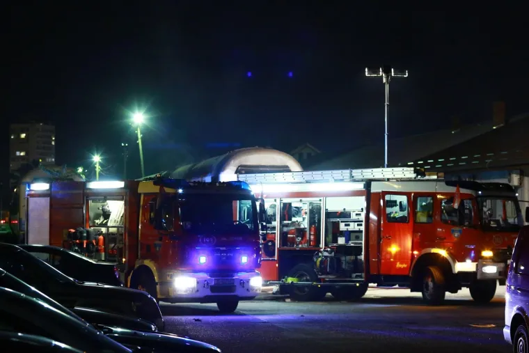 U srijedu oko 22 sata izbio je požar u putničkom vagonu koji se nalazi na ranzirnom dijelu Zagrebačkog glavnog kolodvora, u blizini Hrvatske pošte. U požaru nitko nije ozlijeđen.