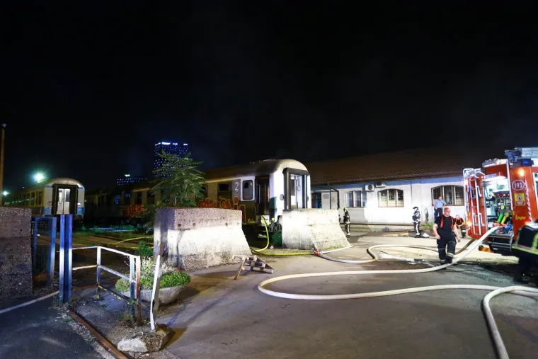U srijedu oko 22 sata izbio je požar u putničkom vagonu koji se nalazi na ranzirnom dijelu Zagrebačkog glavnog kolodvora, u blizini Hrvatske pošte. U požaru nitko nije ozlijeđen.