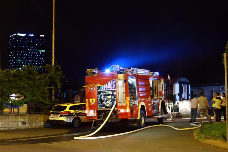 U srijedu oko 22 sata izbio je požar u putničkom vagonu koji se nalazi na ranzirnom dijelu Zagrebačkog glavnog kolodvora, u blizini Hrvatske pošte. U požaru nitko nije ozlijeđen.