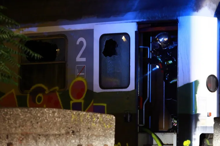 U srijedu oko 22 sata izbio je požar u putničkom vagonu koji se nalazi na ranzirnom dijelu Zagrebačkog glavnog kolodvora, u blizini Hrvatske pošte. U požaru nitko nije ozlijeđen.