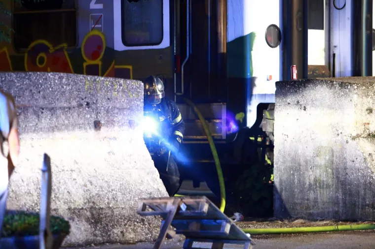 U srijedu oko 22 sata izbio je požar u putničkom vagonu koji se nalazi na ranzirnom dijelu Zagrebačkog glavnog kolodvora, u blizini Hrvatske pošte. U požaru nitko nije ozlijeđen.