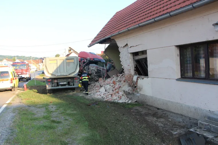 NESREĆA KOD POŽEGE: Kamion sletio s ceste i zabio se u kuću te je potpuno uni&scaron;tio