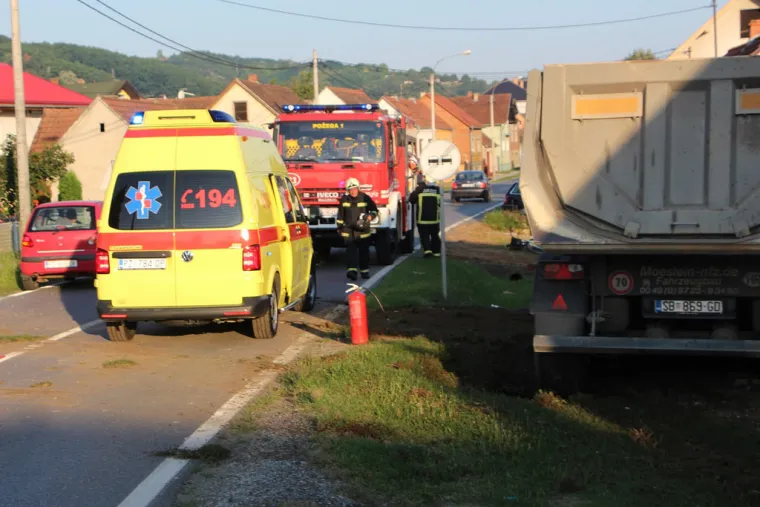 NESREĆA KOD POŽEGE: Kamion sletio s ceste i zabio se u kuću te je potpuno uni&scaron;tio