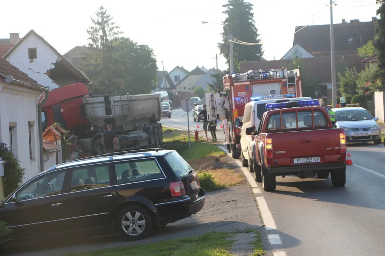 NESREĆA KOD POŽEGE: Kamion sletio s ceste i zabio se u kuću te je potpuno uni&scaron;tio