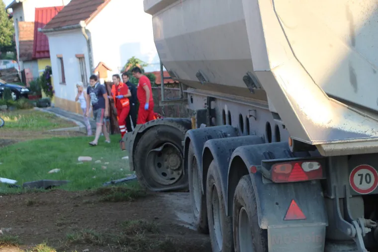 NESREĆA KOD POŽEGE: Kamion sletio s ceste i zabio se u kuću te je potpuno uni&scaron;tio