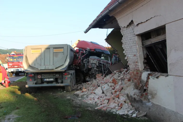 NESREĆA KOD POŽEGE: Kamion sletio s ceste i zabio se u kuću te je potpuno uni&scaron;tio