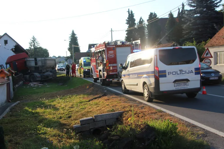 NESREĆA KOD POŽEGE: Kamion sletio s ceste i zabio se u kuću te je potpuno uni&scaron;tio