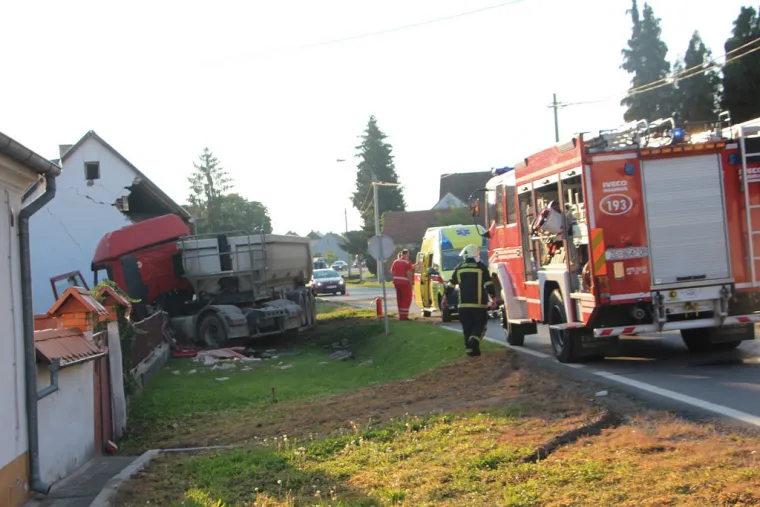 NESREĆA KOD POŽEGE: Kamion sletio s ceste i zabio se u kuću te je potpuno uni&scaron;tio