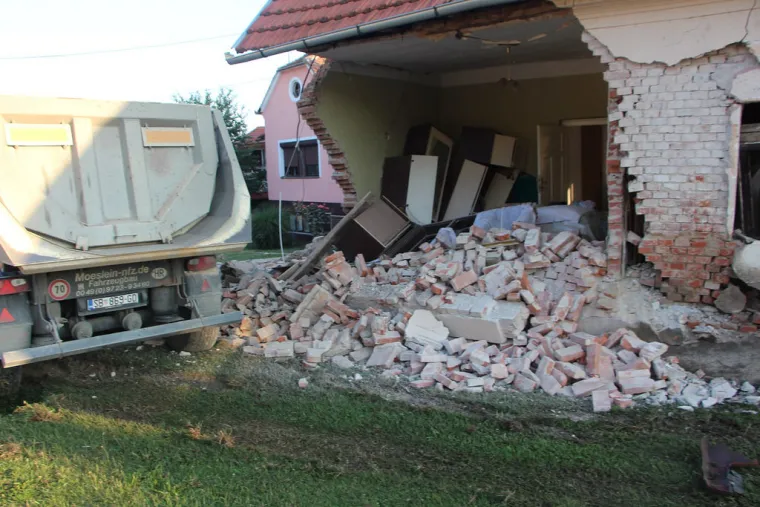 NESREĆA KOD POŽEGE: Kamion sletio s ceste i zabio se u kuću te je potpuno uni&scaron;tio