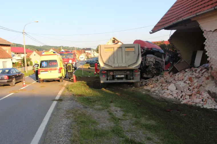 NESREĆA KOD POŽEGE: Kamion sletio s ceste i zabio se u kuću te je potpuno uni&scaron;tio