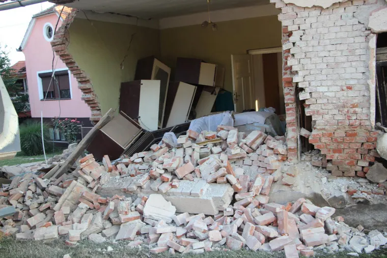 NESREĆA KOD POŽEGE: Kamion sletio s ceste i zabio se u kuću te je potpuno uni&scaron;tio