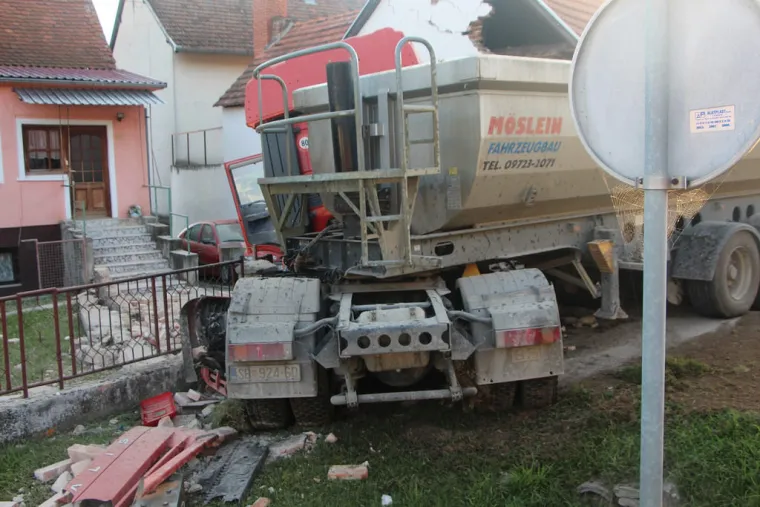 NESREĆA KOD POŽEGE: Kamion sletio s ceste i zabio se u kuću te je potpuno uni&scaron;tio