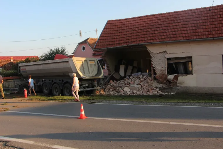 NESREĆA KOD POŽEGE: Kamion sletio s ceste i zabio se u kuću te je potpuno uni&scaron;tio