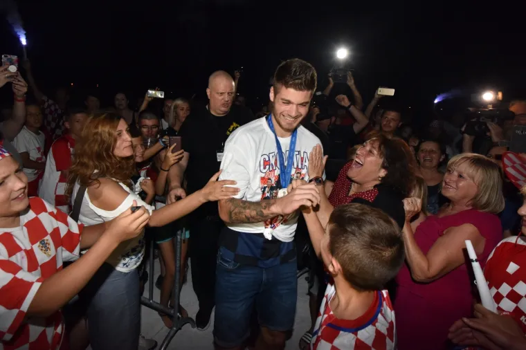 Hrvatska i dalje dočekuje svoje heroje: Pogledajte doček Duje Ćaleta