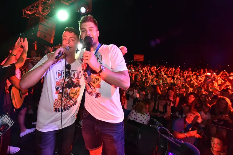 Hrvatska i dalje dočekuje svoje heroje: Pogledajte doček Duje Ćaleta